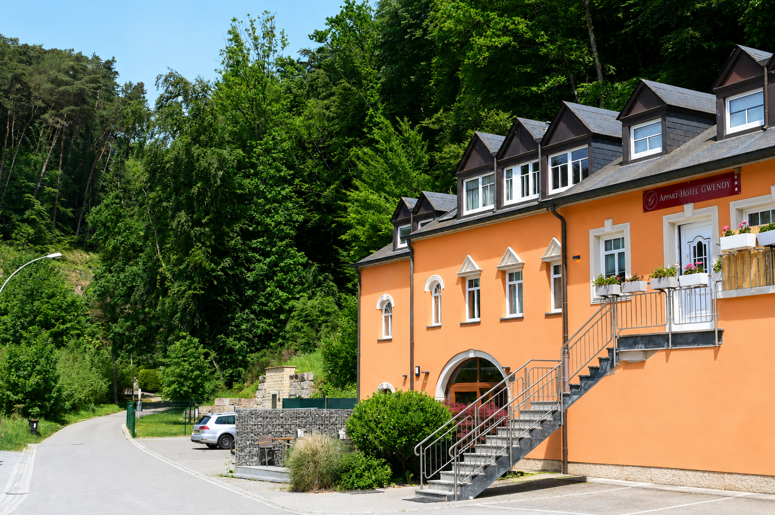 Appart-Hôtel Gwendy in the Seven Castles Valley on a bright, sunny day