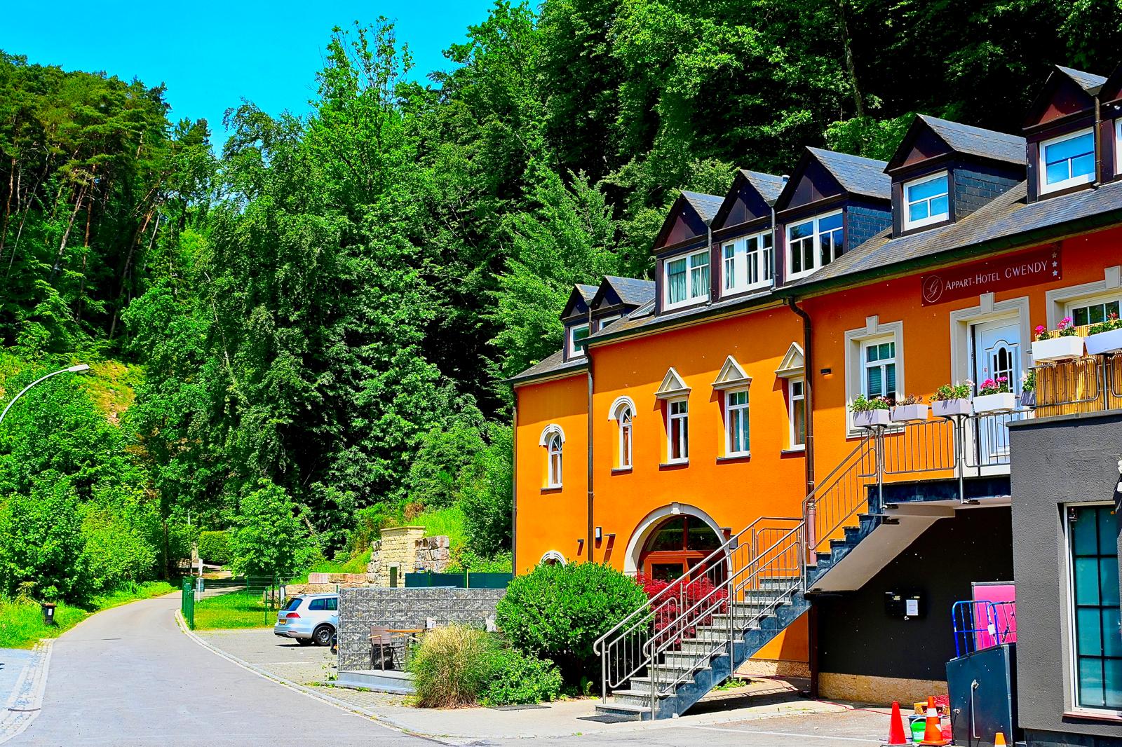 Appart-Hôtel Gwendy in the Seven Castles Valley on a bright, sunny day